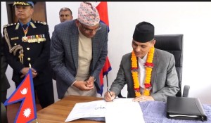 पदभार ग्रहणसँगै तीन बुँदे निर्णय पत्रमा हस्ताक्षर गरे नवनियुक्ति गृहमन्त्री अर्यालले
